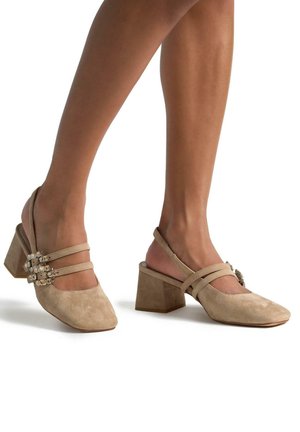 Scarpe sling-back in suede beige con punta affilata, due cinture decorative e un tacco a blocco con superficie testurizzata.