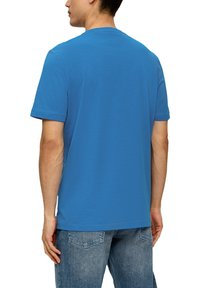 s.Oliver MIT GROSSEM LABEL - T-shirt print - royalblau