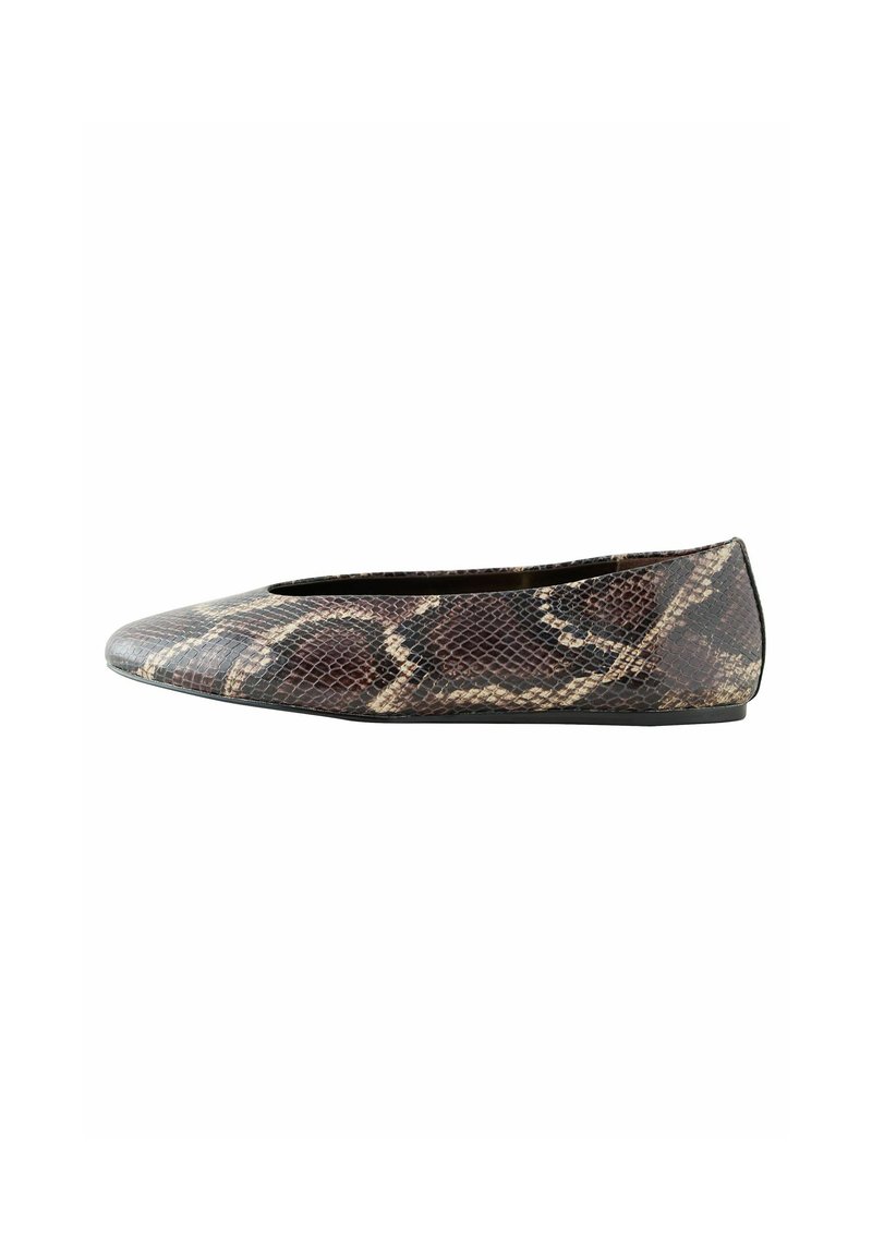 Ballerines à imprimé serpent marron et beige vues de profil, dotées d'un bout arrondi et d'un design à profil bas.