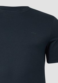 T-shirt a manica corta blu navy realizzato in morbido cotone, con un logo ricamato discreto sul petto e un design classico con collo tondo.