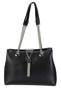 Bolso tote negro de cuero con un acabado texturizado, correas de cadena metálica, cierre magnético y un adorno de borla plateada.