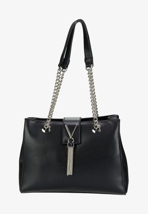 Bolso tote negro de cuero con un acabado texturizado, correas de cadena metálica, cierre magnético y un adorno de borla plateada.