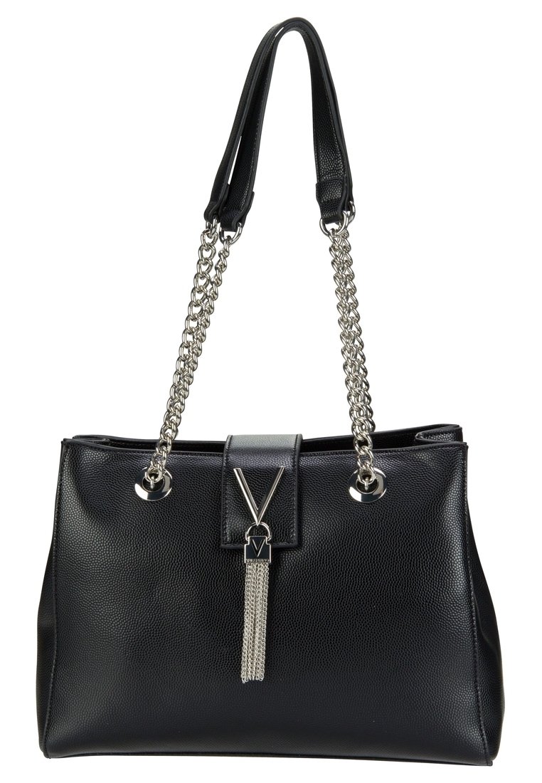 Bolso tote negro de cuero con un acabado texturizado, correas de cadena metálica, cierre magnético y un adorno de borla plateada.