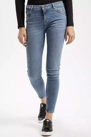 - Jeansy Slim Fit