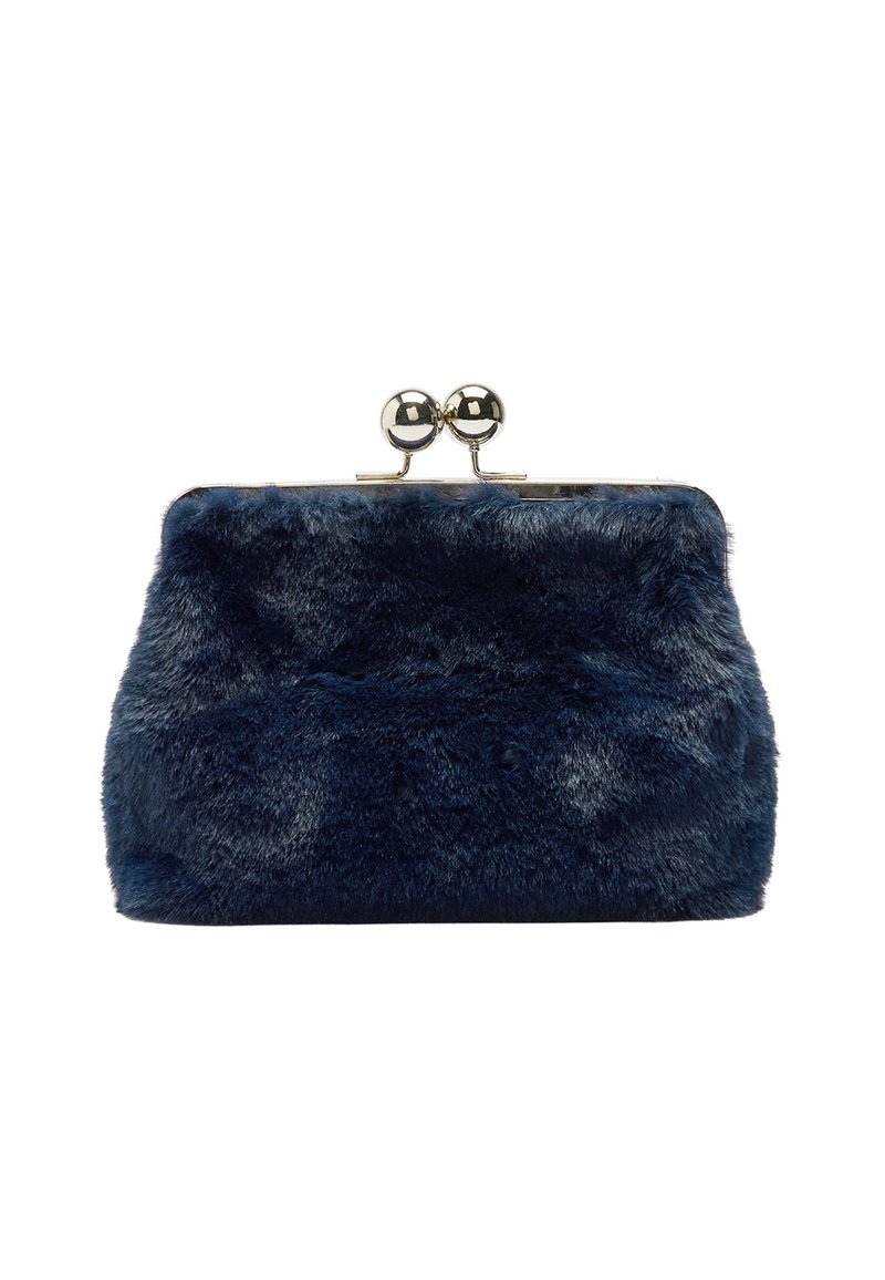 Granatowa torebka kopertowa z futra syntetycznego z okrągłym zatrzaskiem w kształcie pocałunku, charakteryzująca się miękką, teksturowaną powierzchnią i ustrukturyzowanym kształtem.
