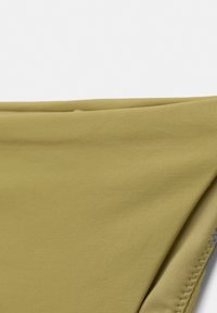 Chiloți de bikini de culoare verde măslină, confecționați dintr-un material neted și elastic. Au un design simplu, cu tiv cusut și fără elemente metalice vizibile.