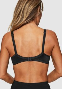 Svart bh med justerbara band, slätt elastiskt material och en bygelknäppning. Designen har en enkel, sömlös rygg.