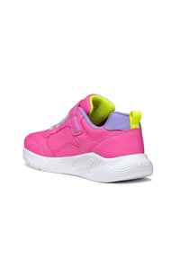 Sneaker rosa con suola in gomma bianca, dettagli in mesh e collo verde e viola. Presenta una fascia in Velcro e un design laterale testurizzato.