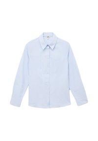 Camisa de botones de manga larga de color azul claro con rayas verticales blancas, cuello puntiagudo y corte recto, con un bolsillo en el pecho izquierdo.