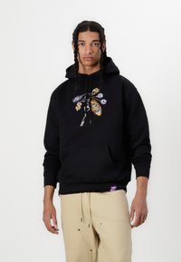 Schwarzer Kapuzenpullover mit bunten Grafiken auf der Vorderseite und einer Kängurutasche. Er hat gerippte Bündchen und einen gerippten Saum.