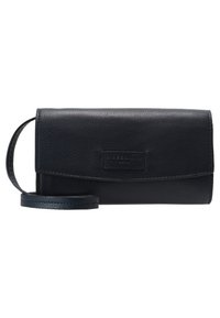 Černá kožená peněženka s texturovaným povrchem, s překlopným designem, odnímatelným zápěstním poutkem a značkovým akcentem na přední straně.