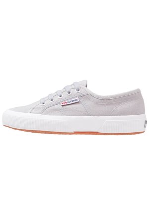 Jasnoszare niskie tenisówki z materiału z białą gumową podeszwą i sznurówkami, z małym logo „Superga” po boku.