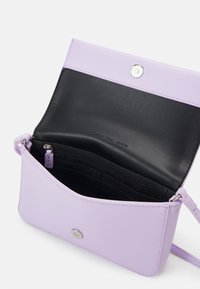 Calvin Klein Jeans SCULPTED FLAP PHONE MONO - Torba čez telo - pastel lilac