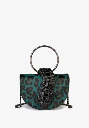 Handtas met luipaardprint in groenblauw en zwart, voorzien van een afneembare zwarte met juwelen versierde schouderriem en een ronde metalen handgreep met een kettingschakel.