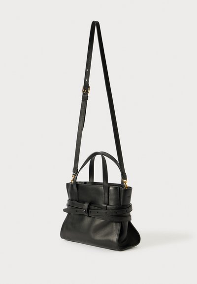 Μαύρη δερμάτινη τσάντα χειρός με δομημένο σχέδιο, που διαθέτει ζώνη, διπλές λαβές και ρυθμιζόμενο λουρί ώμου. Χρυσές λεπτομέρειες.