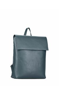 Sac à dos en cuir de couleur bleu sarcelle, avec un rabat repliable, une poche zippée sur le côté et une poignée supérieure pour le porter. Fini lisse et texturé.