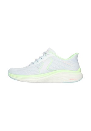 Zapatilla atlética ligera en blanco con acentos en verde menta, parte superior de malla transpirable, cierre de cordones y suela acolchada etiquetada como "VAPORFOAM".