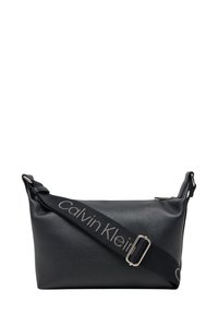 Borsa a spalla nera in pelle con finitura texturizzata; presenta una larga tracolla regolabile con fibbia argentata e il marchio "Calvin Klein".
