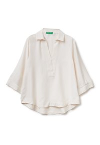 Blusa bianca leggera con colletto e scollatura a V. Presenta maniche larghe a 3/4 e orlo curvo. Tessuto morbido.