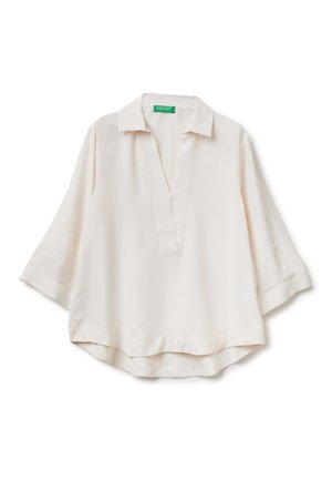 Witte, lichte blouse met een kraag en een V-split. Heeft brede mouwen van 3/4-lengte en een gebogen zoom. Glad textuur.