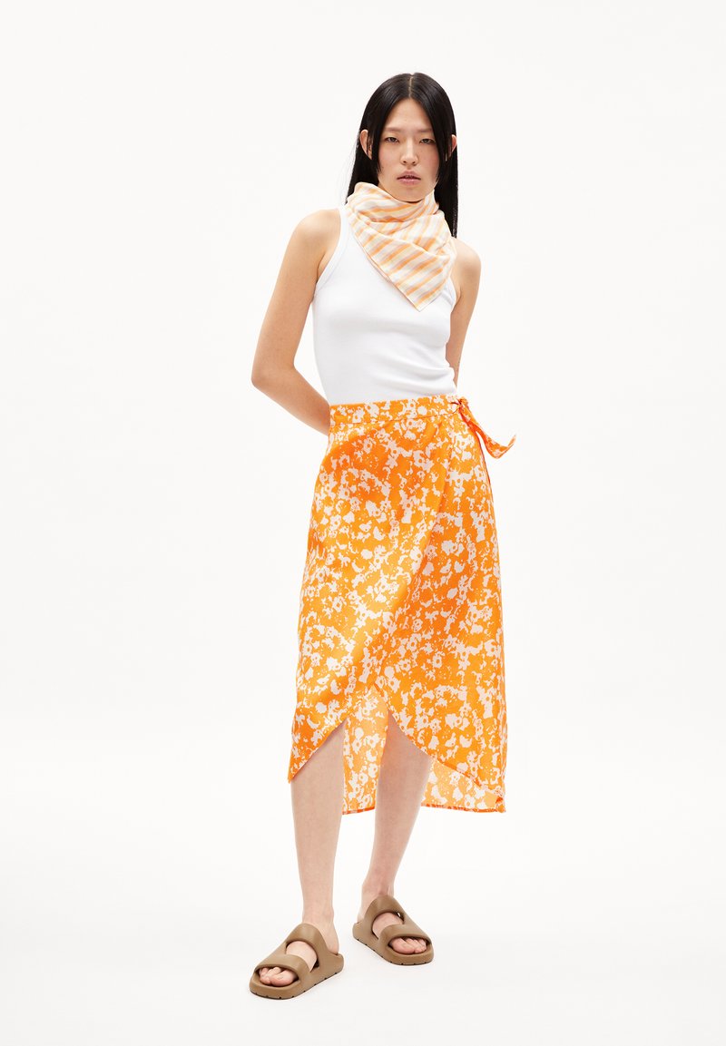 ARMEDANGELS Wikkelrok oranje