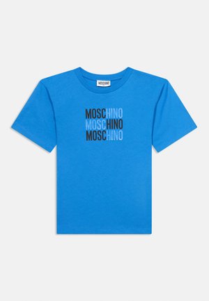 Jasnoniebieski krótki t-shirt z krótkim rękawem z powtarzającym się napisem "MOSCHINO" w kolorze czarnym i jasnoniebieskim na całej piersi, o kroju z okrągłym dekoltem.