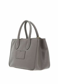 Sac à main gris texturé avec deux poignées arrondies, une poche rectangulaire à l'avant et une fermeture éclair. Design doux et structuré avec des coutures contrastantes.