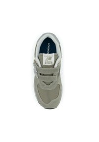 Sneaker en daim gris et mesh avec des sangles Velcro, comprenant un intermédiaire blanc et une semelle extérieure sombre. Inclus le logo "574" sur la languette et sur le côté.