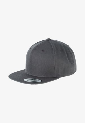 Grå snapback caps med flat skygge, teksturert stoff og en sirkulær merkelapp på forsiden. Har seks ventilasjonsøyne og en strukturert design.