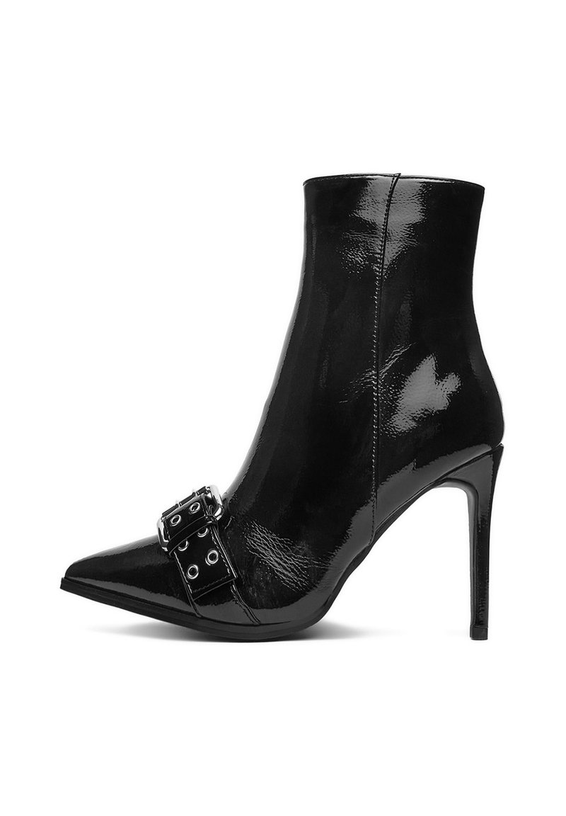 Czarne lakierowane botki za kostkę z szpiczastym noskiem, obcasem w szpilkę i dekoracyjną klamrą na nosku. Błyszcząca tekstura.