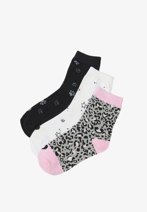 Tres pares de calcetines cortos: negros con huellas de patas, blancos con estrellas y gris leopardo con acentos rosas. Material de mezcla de algodón.