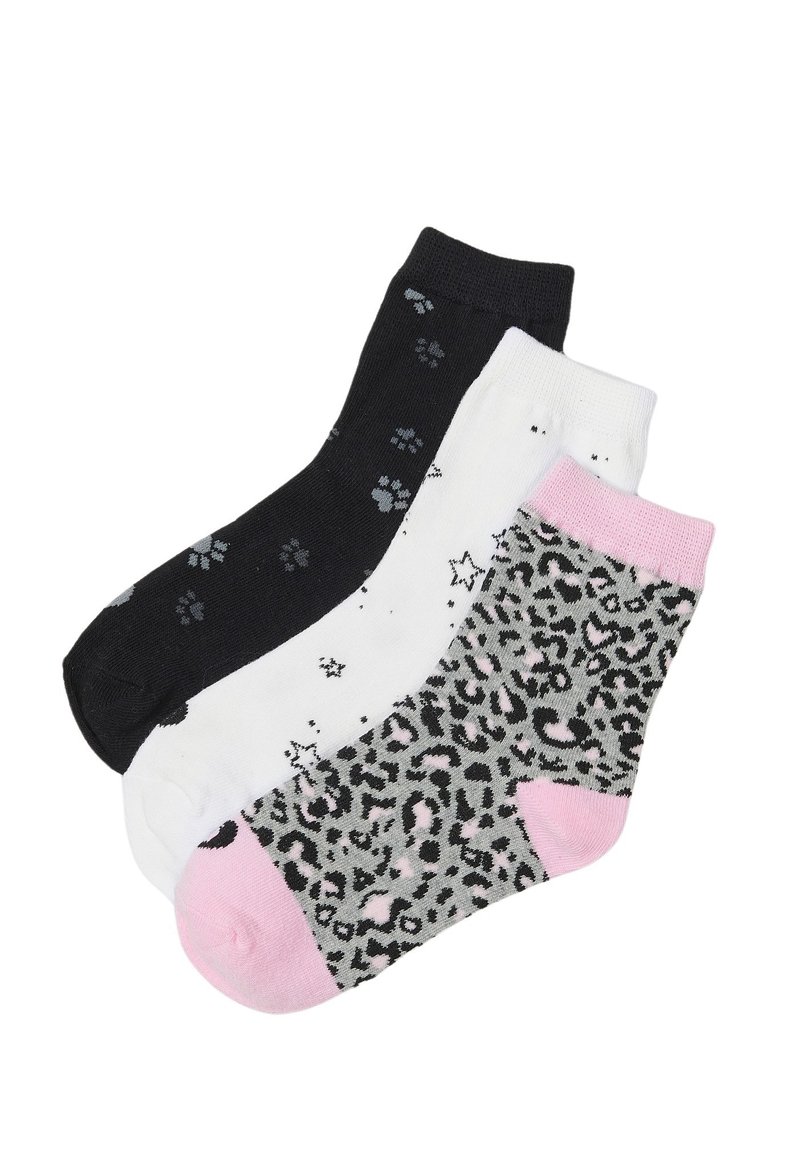 Tres pares de calcetines cortos: negros con huellas de patas, blancos con estrellas y gris leopardo con acentos rosas. Material de mezcla de algodón.