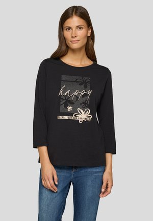 Schwarzes Baumwollhemd mit Dreiviertelärmeln, das ein "happy"-Grafikdesign und florale Akzente in hellen Farben aufweist. Rundhalsausschnitt und lockere Passform.