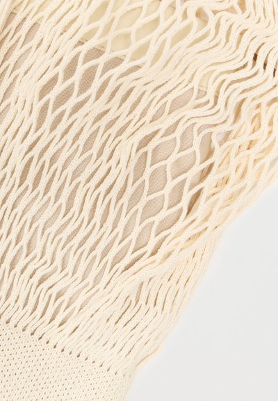 Μπεζ πλεκτό δίχτυ με υφασμένη υφή ανοιχτού πλέγματος, διαθέτοντας ομαλή βάση και καμπυλωτές άκρες, που δημιουργούν μια στρωματοποιημένη εμφάνιση.
