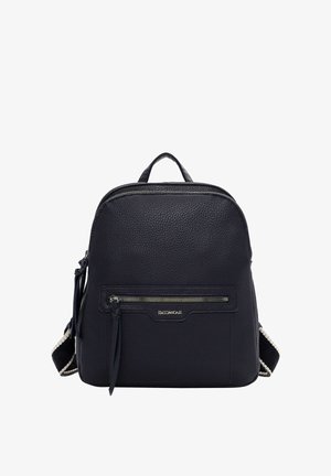 Mustast nahast seljakott esiküljel lukuga tasku, pealmise käepideme ja valge ääre detailidega reguleeritavate õlarihmadega.