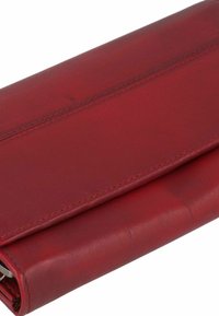 Rotes Lederportemonnaie mit glatter Textur, rechteckiger Form und sichtbaren Nähten entlang der Kanten. Verfügt über einen Klappverschluss.