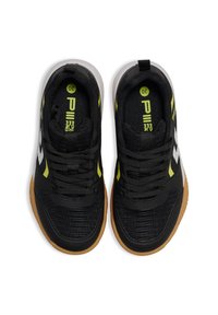 Svarta sportskor med en strukturerad ovandel, gula detaljer och vita samt gummisulor. Utrustade med svarta skosnören och en vadderad krage.