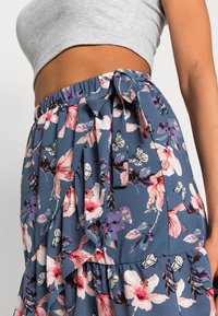 ONLY ONLNOVA LUX MERLE SHORT SKIRT - Saia envelope - blue