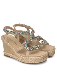 Sandali con zeppa beige con piattaforma in juta intrecciata. La parte superiore presenta una fascia decorativa con strass multicolori. Texture in morbido suede.