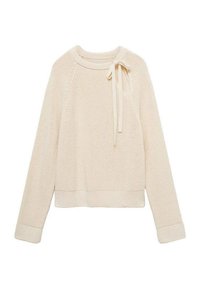 Kremowy sweter z długim rękawem, dzianinowy, z prasowanymi mankietami i dołem, okrągłym dekoltem oraz dekoracyjną kokardą zawiązaną na lewym ramieniu.