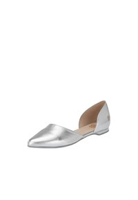 Chaussures plates d'Orsay en argent métallique avec un bout pointu, un design minimaliste et un petit talon ; présentent une texture lisse et des côtés ouverts.