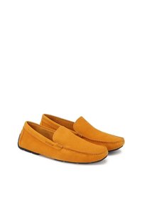 Suede loferi u svijetložutoj boji s glatkom teksturom, zaobljenim vrhom i minimalističkim dizajnom. Crna gumena potplat s malim detaljima za prianjanje.