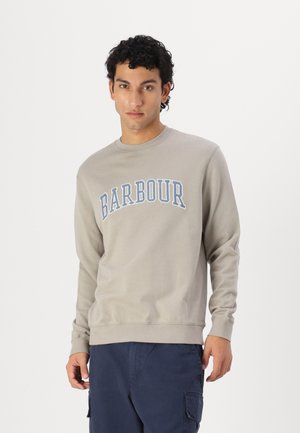 Szürke kapucnis pulóver, a mellkasán kék betűkkel írva: "BARBOUR". Kerek nyakkivágása és bordázott mandzsettái vannak, puha szövettextúrával. Casual fit.