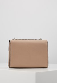 Prostokątna torebka na ramię w kolorze różowym z fakturowanym wykończeniem, srebrnym łańcuszkiem i czarnymi wykończeniami przy krawędziach.