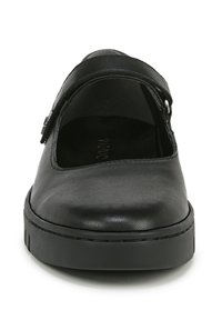 Zwarte leren schoen met een ronde neus, open zijkanten, verstelbare band en een gestructureerd oppervlak. Dikke zwarte zool met geribbelde accenten.