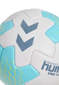 Pallone da calcio realizzato in materiale sintetico bianco testurizzato con accenti blu acqua e gialli. Presenta un motivo a chevron e dettagli di branding.