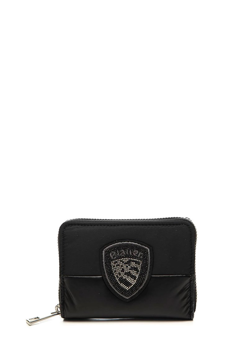 Portafoglio nero con zip, caratterizzato da un tessuto testurizzato, un emblema con perline e un design rettangolare elegante. La cerniera argentata è ben visibile.