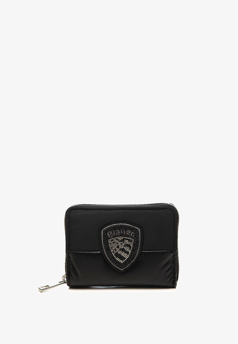 Portafoglio nero con zip, caratterizzato da un tessuto testurizzato, un emblema con perline e un design rettangolare elegante. La cerniera argentata è ben visibile.