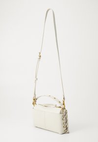 Borsa a tracolla in pelle bianca con accessori in oro, forma rettangolare, superficie testurizzata, manico superiore e dettaglio laterale con cordoncino.