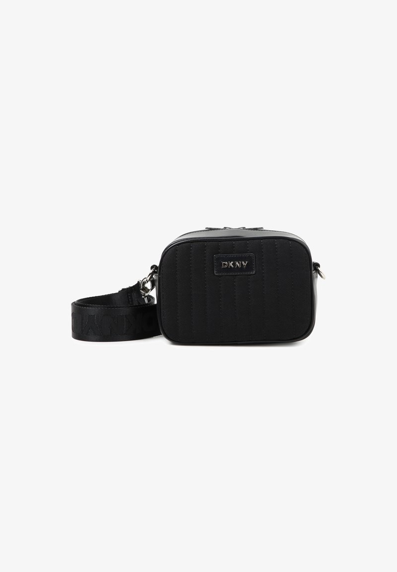 Sac bandoulière DKNY noir, forme rectangulaire, texture matelassée, avec une plaque logo de la marque et une bandoulière détachable avec un motif logo.